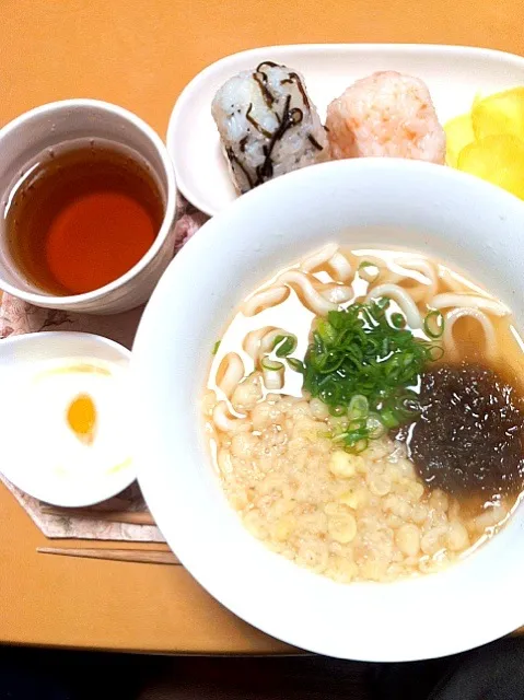 塩昆布 鮭マヨおむすび、温泉卵、うどん|tomrowさん