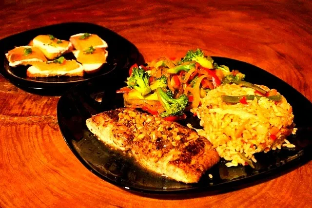 frilled mahi-mahi with topped on blk pepper sauce,nasi goreng,vegi fajitas,ricotta al forno on bread with smoked salmon..|s●tさん