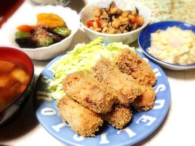 Snapdishの料理写真:チーコロ、ポテトサラダ、大根と油揚げの味噌汁、ひじき豆、茄子とかぼちゃとピーマンの揚げ浸し|ミサさん