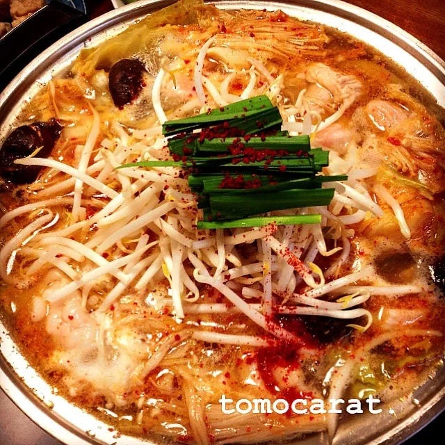 Snapdishの料理写真:ヤンニンジャンと粉唐辛子たっぷりのモツ鍋ーーっ🍲|tomocarat.さん