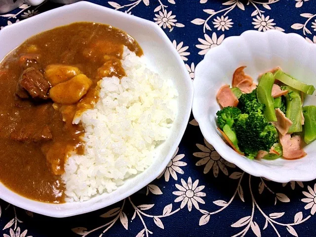 カレーライスとブロッコリーとベーコンの炒め物|michiyoさん