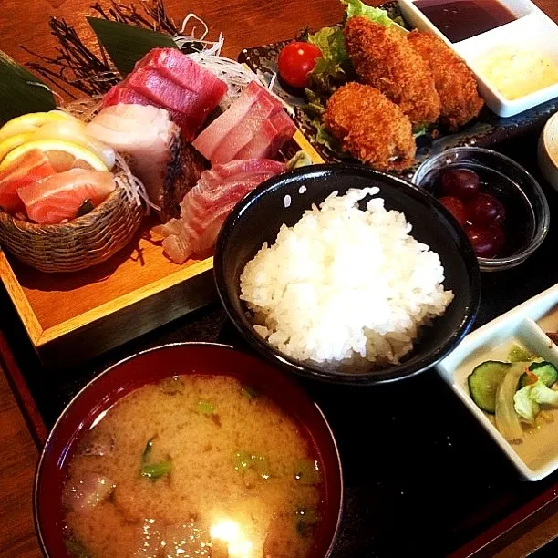 てんこ盛り刺身とカキフライ定食|sgtさん