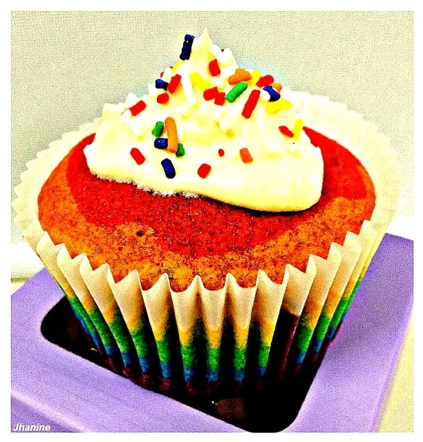 Rainbow Cupcake with White Chocolate Frosting by Bob|Jhanineさん