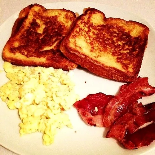 Egg, bacon and toasted bread for breakfast! :)|Regina Aira Eugenioさん