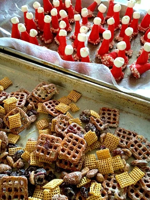 Making Santa Hat party mix. Waiting for the white chocolate to set then we add holiday dark chocolate m & m's|lauren shannonさん