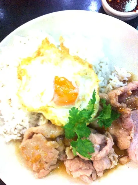 Pork over rice with fried egg.  Easy meal..|Sirisopaさん