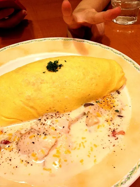 Snapdishの料理写真:スモークチキンのチーズクリームオムライス(卵と私)|もにもにかさん