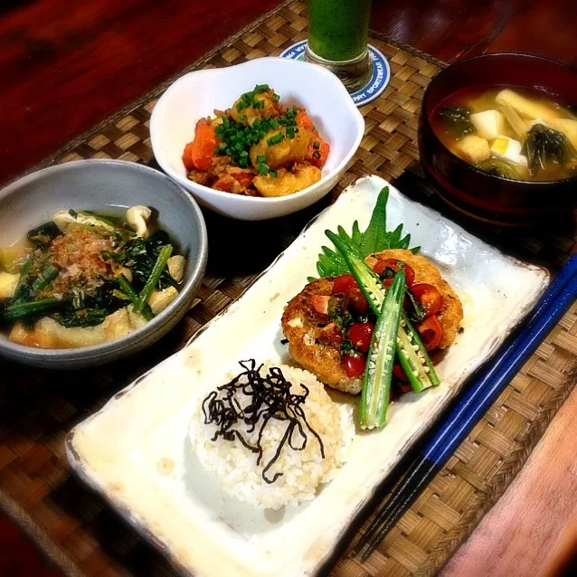 塩麹風味の豆腐ハンバーグ ｗ/大葉とトマトのバルサミコソース、ほうれん草と油揚げの煮浸し、肉じゃが、小松菜のおみそ汁、玄米ご飯 ＆グリーンスムージー Nov.2012|Remyさん