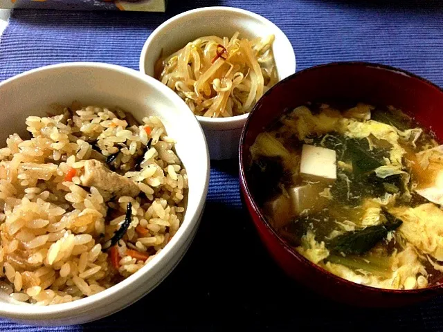 炊き込みご飯、ほうれん草と豆腐のかき玉汁、もやしのナムル|さっちゃんさん