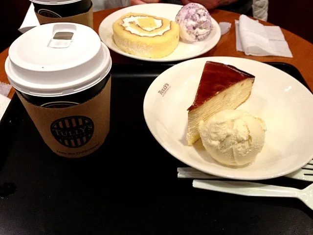 タリーズでケーキプレート♡本日のコーヒーとミルクレープ、ロールケーキ、バニラアイス、ブルーベリーチーズケーキアイス|ゆかりさん