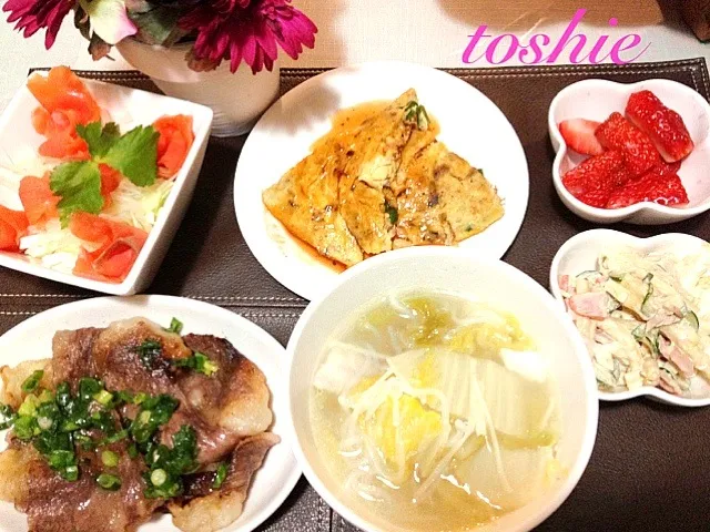 Snapdishの料理写真:こうねの炙り焼き  サーモンマリネ マカロニサラダ 白菜のスープ  卵のあんかけ🍳|としえさん