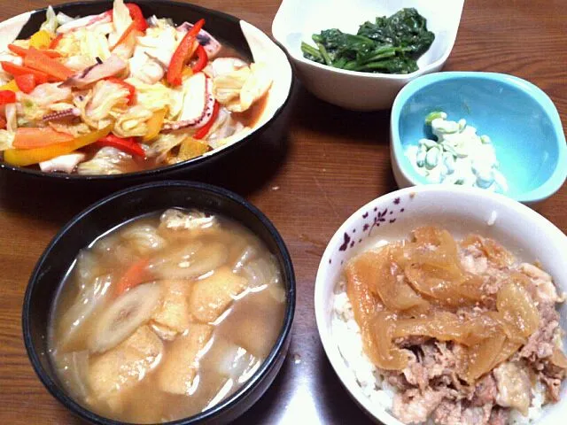 Snapdishの料理写真:豚丼、野菜たっぷり味噌汁、イカとパプリカキャベツの中華炒め、まめさらだ、ほうれん草のおひたし|わたなべちかさん