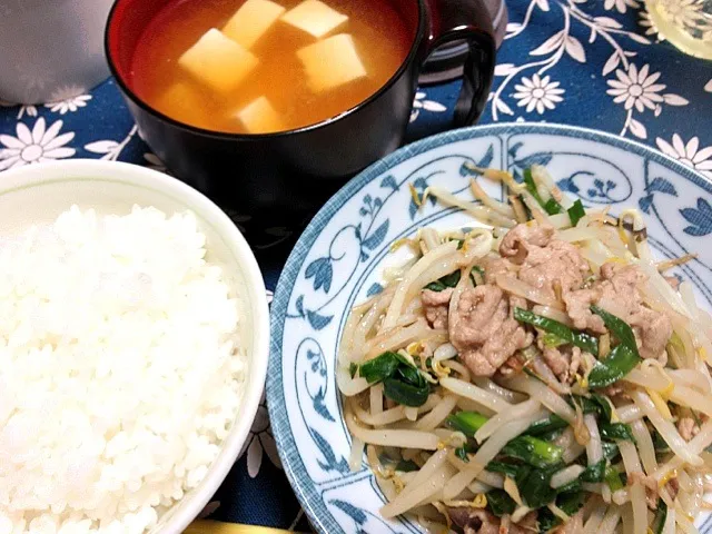 ニラともやしと豚肉のごま油炒め、豆腐の味噌汁|michiyoさん