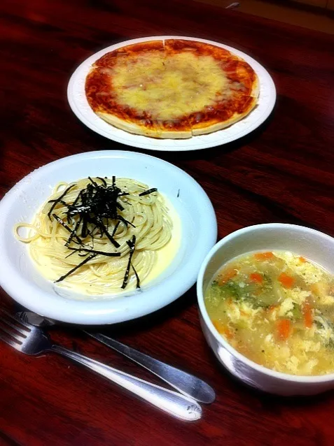 Snapdishの料理写真:明太子クリームパスタ、野菜と卵のスープ、ピザ|ナミカワさん