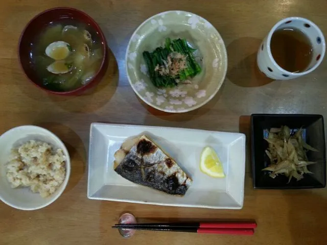 さごしの塩焼き、ほうれん草お浸し、ゴボウの金平、アサリと白菜のお味噌汁。|わかさん