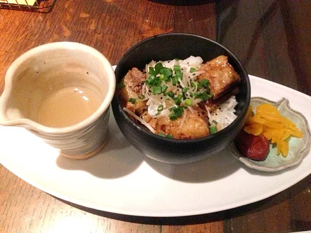 Snapdishの料理写真:豚の角煮丼 スープがけ|りこさん