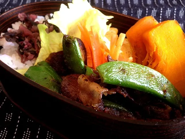 Snapdishの料理写真:牛肉と野菜のカレー炒め弁当|あふぇふぁるさん