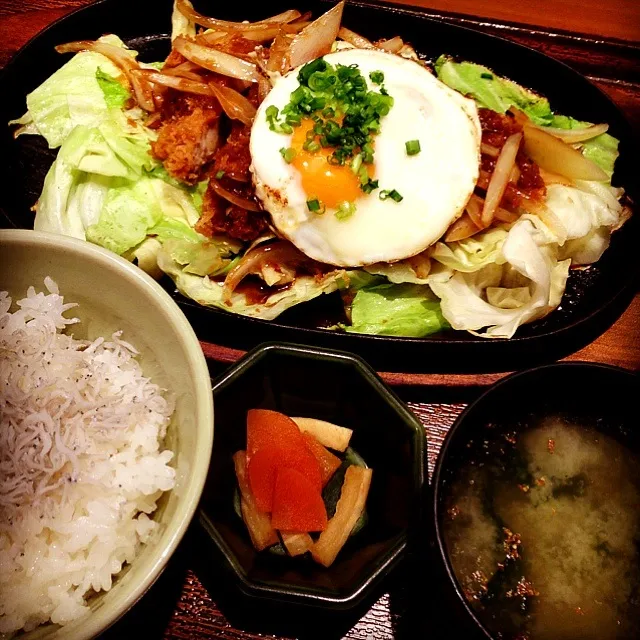 和風デミグラスソースのチキンカツと目玉焼きとじゃこご飯♬|Takashi TOGAWAさん