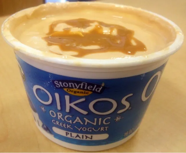 My love for butterscotch flavor ultimately motivated me to mix plain Greek yogurt with sugar free caramel sauce. It tasted delicious!|Alena Eydlishさん