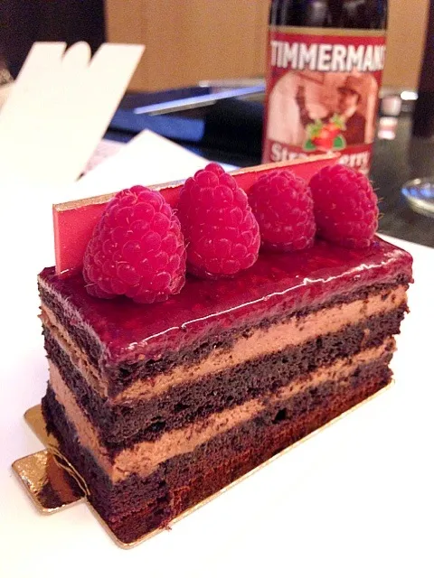 Snapdishの料理写真:raspberry earl grey cake|hweeyhさん