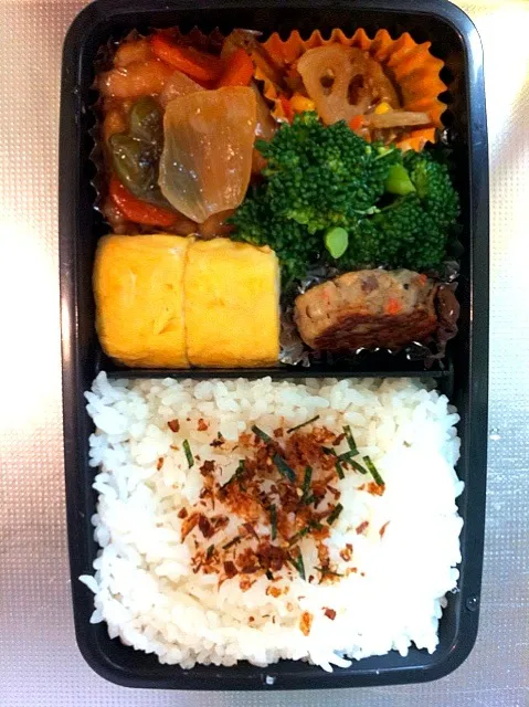 Snapdishの料理写真:2/20 お弁当  酢鶏、野菜ハンバーグ、出し巻き、蓮根サラダ、ブロッコリー|由紀子さん