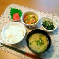 Snapdishの料理写真:○キャベツと油揚げの煮物
○お取り寄せ明太子
○ほうれん草のゴマ和え
○ごはん
○みそ汁|かたのゆかさん