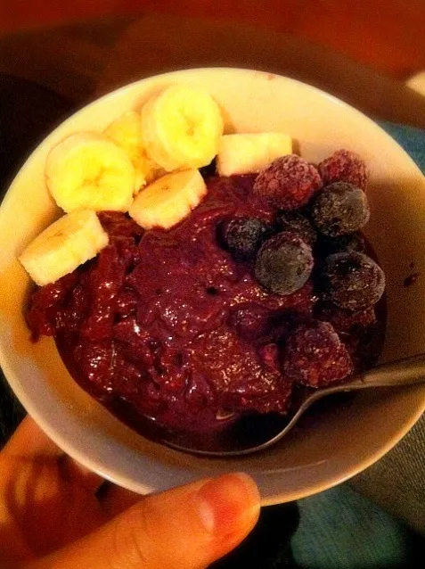 Snapdishの料理写真:Açaí w/ frozen berries + bananas|Emi Chiba-Smithさん