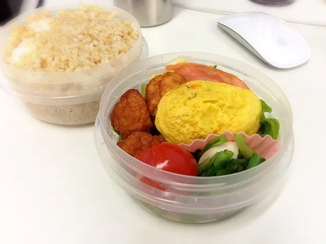 Snapdishの料理写真:ローソンのからあげクン、ミートオムレツ、ハムチーズオムレツ|Lunchさん