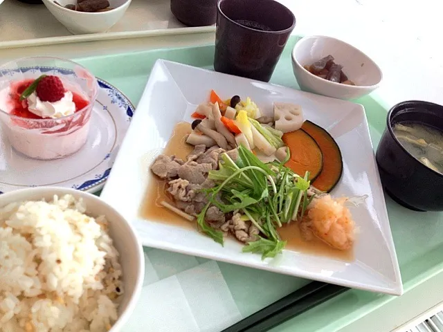 Snapdishの料理写真:社食:蒸し豚とクリスマスデザート！|mayuさん