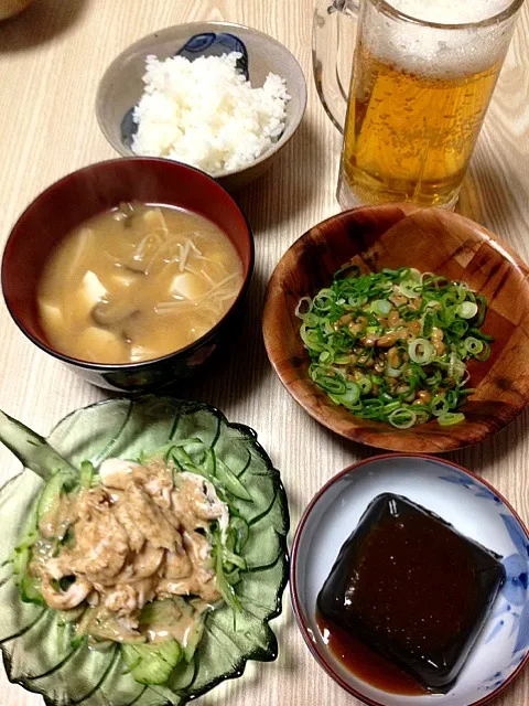 Snapdishの料理写真:棒棒鶏・黒胡麻豆腐・納豆・具だくさん味噌汁・蒟蒻米・ビール！でランチNOW|伍龍やすさん