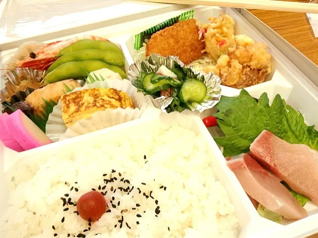 今日のお弁当♡お刺身あり、唐揚げありの豪華版！|saniさん