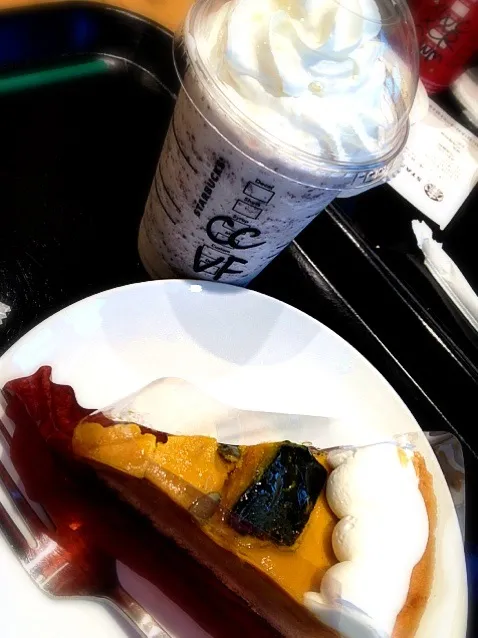 パンプキンタルトとチョコレートチップクリーム フラペチーノ|岡田成帆さん