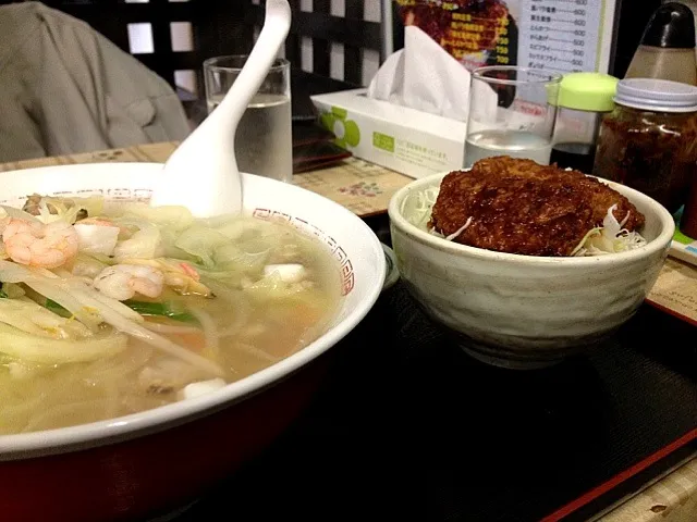 海鮮塩ラーメンとミニソースカツ丼|izumizakiさん