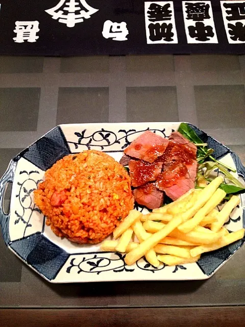 Snapdishの料理写真:プレートでご飯やさん風に"((∩´︶`∩))"ケチャップご飯、ローストビーフ、ポテト。|もかさん