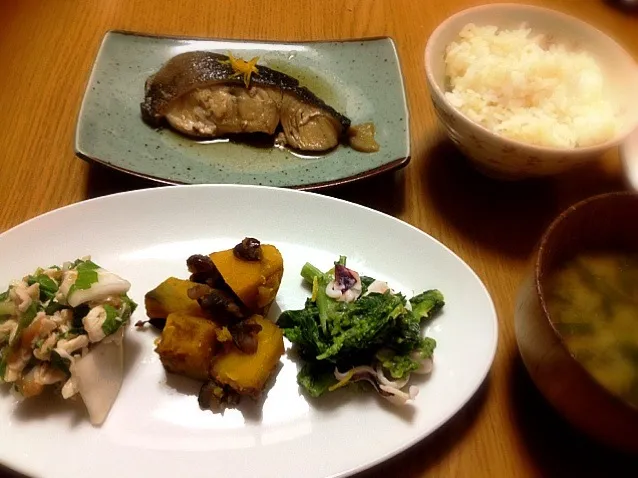 銀たらの醤油煮、カブとササミの梅和え、南瓜煮、菜の花とヤリイカの酢味噌和え、カブの葉のみそ汁、ご飯|まりこさん