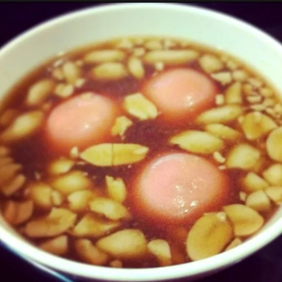 Snapdishの料理写真:Brown sugar peanut soup with glutinous balls. 😋|해리さん