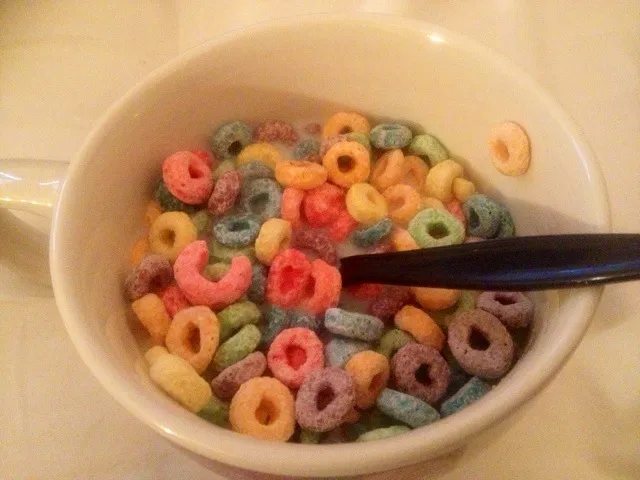 I will never outgrow some of my kid habits... I LOVE my Fruit Loops!|Alena Eydlishさん