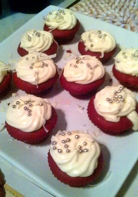 Red Velvet Cupcakes with Cream Cheese Icing & White Chocolate Shavings!|Tricia Bouttéさん