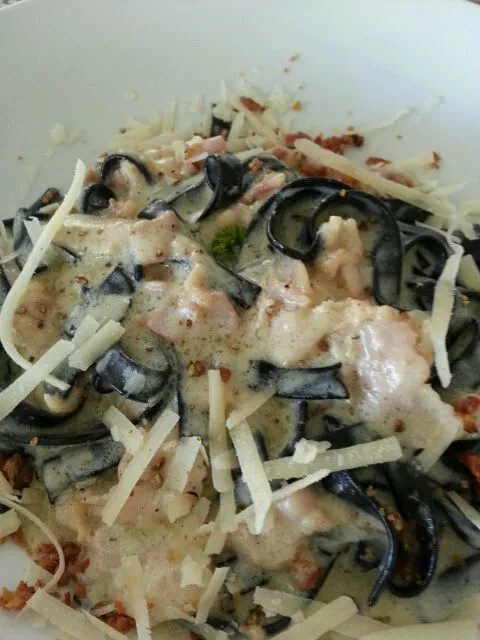 bacon cabonara with black fettuccine n lot of parmesan|Kantavichさん