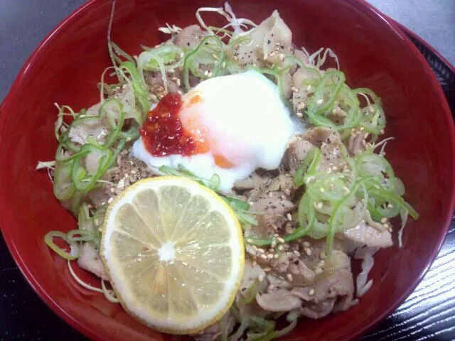 豚ばら葱塩丼　温玉のせ|たすくんさん