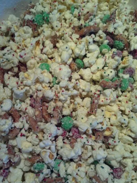 Christmas Crunch Popcorn Mix|Jennifer Plattさん