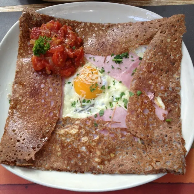 Nyam nyam!! #crêpe emmental + ham + egg + sweet tomatoes.|De Pupesさん