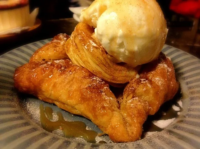 Crispy apple pie with ice-cream @ la cafe park|Larry Chuさん