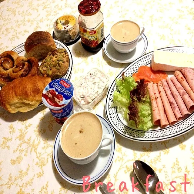 Snapdishの料理写真:朝ごはん〜ドイツの絶品クロワッサン♡|なぎささん