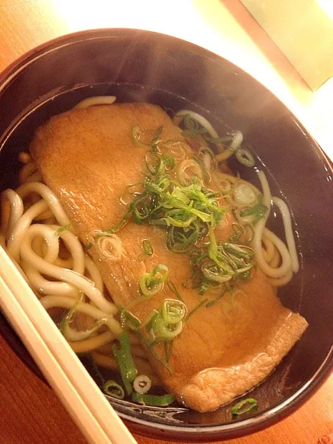 Snapdishの料理写真:立ち喰いうどん屋さんで、きつねうどん  ２８０円。ワカメやとろろ昆布は、鞄には|ハルさん