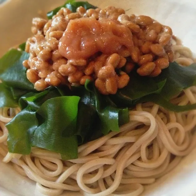 Snapdishの料理写真:冷しワカメ納豆そばに梅肉添え|Koichi Shibataさん