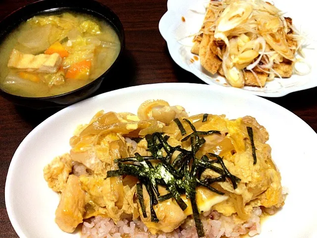 Snapdishの料理写真:親子丼 パリパリ油揚げ 具沢山味噌汁|はちくまさん