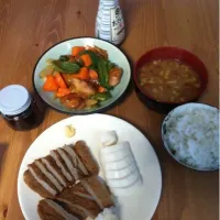 Snapdishの料理写真:酢豚となめこの味噌汁と愛媛のお土産|ことさん