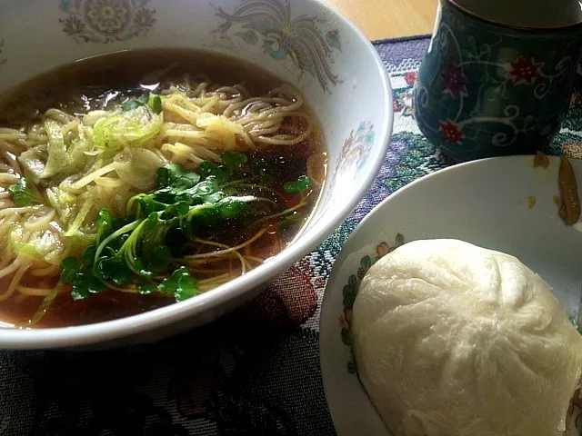 シンプル醤油ラーメンと豚まん|sakumaさん