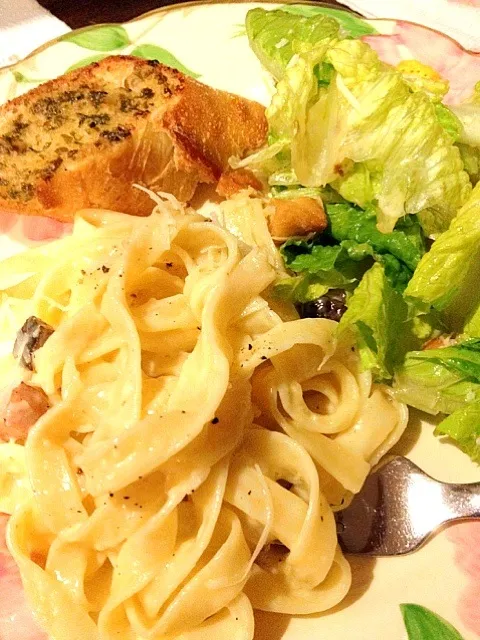 Carbonara, caesar salad and garlic butter toast|lauren shannonさん